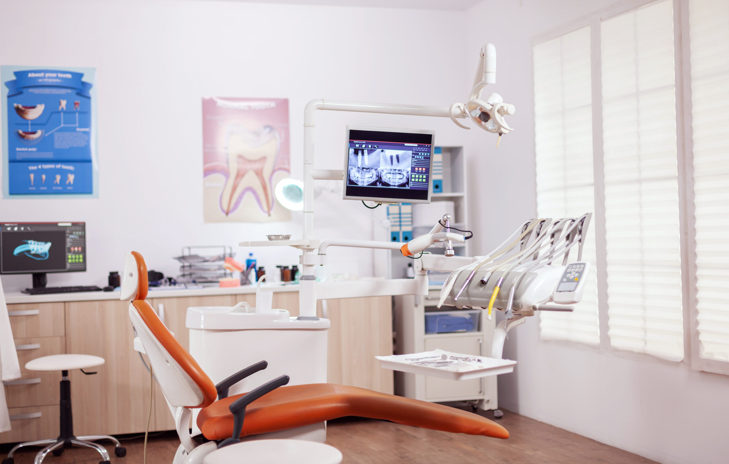Nowoczesny gabinet stomatologiczny z unitem i aparatem RTG